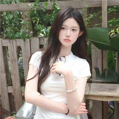 给小酒馆女子喝高杯酒